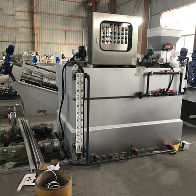 500L / H ثلاثة صناديق متكاملة PAM مسحوق جاف جهاز معالجة مياه الصرف الصحي الأوتوماتيكي