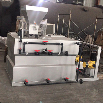 500L / H ثلاثة صناديق متكاملة PAM مسحوق جاف جهاز معالجة مياه الصرف الصحي الأوتوماتيكي