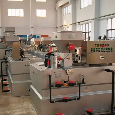 2000L / H PAM نظام الجرعات الأوتوماتيكي معدات جرعات قاعدة حمض الكلوريد Flocculant