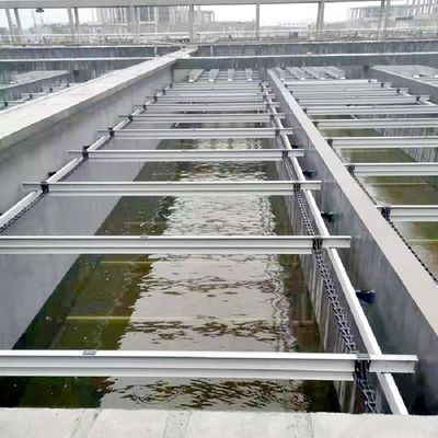 مكشطة الحمأة ذات السلسلة غير المعدنية في خزان ترسيب الحمأة