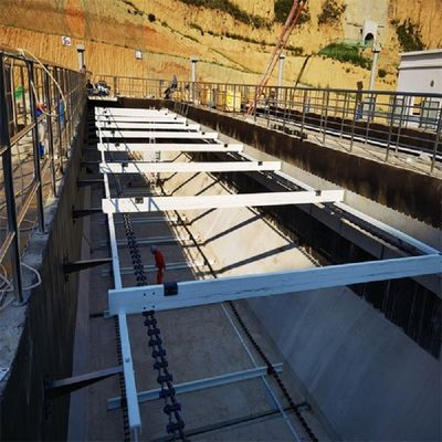 مكشطة الحمأة ذات السلسلة غير المعدنية في خزان ترسيب الحمأة