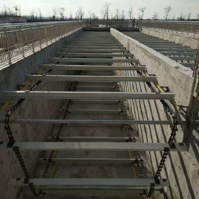 مكشطة الحمأة ذات السلسلة غير المعدنية في خزان ترسيب الحمأة