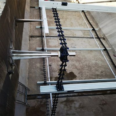 مكشطة الحمأة ذات السلسلة غير المعدنية في خزان ترسيب الحمأة