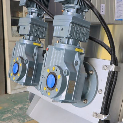 آلة تجفيف الحمأة الصناعية الحلزونية معالجة مياه الصرف الصحي البراز في مزرعة الصرف الصحي