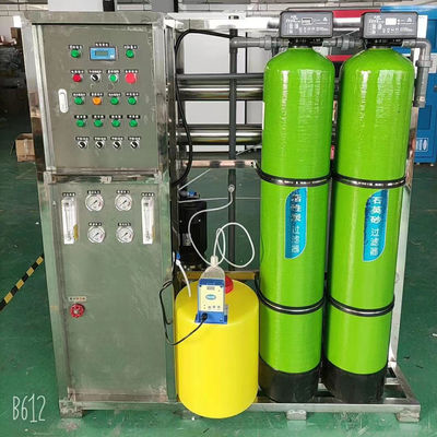 معدات نظام تنقية المياه بالتناضح العكسي ISO9001 500lph للشرب