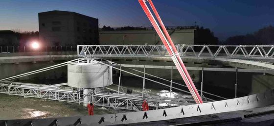 مكشطة الحمأة ذات الجسر المزدوج للأنابيب المستخدمة في محطة معالجة مياه الصرف الصحي