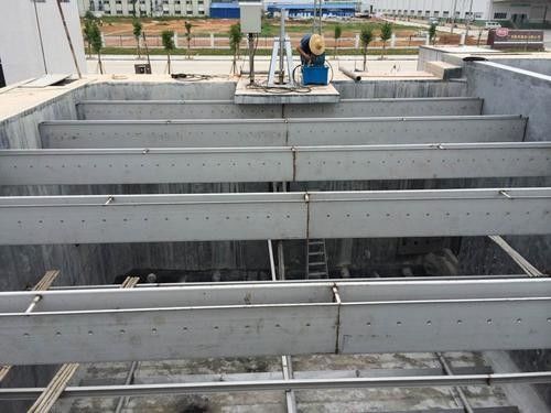 مكشطة الحمأة السفلية الترددية