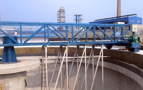 مكشطة قاع ترددية تستخدم لحوض مياه الصرف الصحي المربع