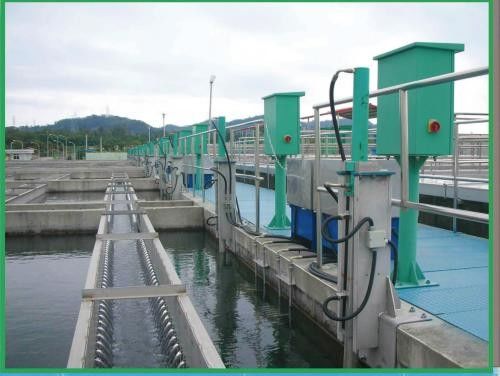 مكشطة قاع ترددية تستخدم لحوض مياه الصرف الصحي المربع