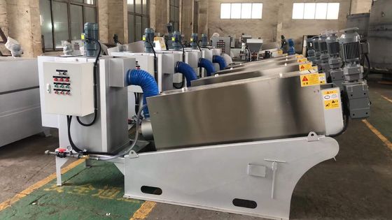 45m3 / h برغي الحمأة آلة نزح المياه ، الكربون الصلب برغي آلة الصحافة نزح المياه